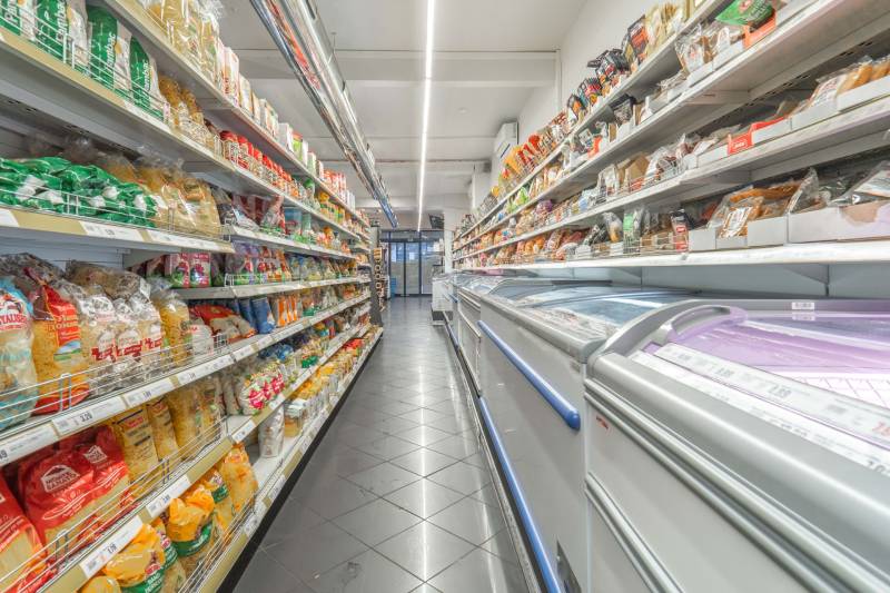 I Predaj komerčného priestoru na ul. Obchodná - Regály plné potravín v obchodných priestoroch supermarketu, kde sú prezerať chladiace boxy.