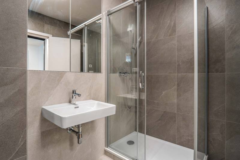 : Nadštandardný 2-i byt v projekte ZWIRN za cenu „štandardu“ - Kúpeľňa so sprchovacím kútom a umývadlom v 2-izbovom byte.