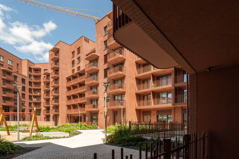 : Nadštandardný 2-i byt v projekte ZWIRN za cenu „štandardu“ - Červené tehlové bytové domy s balkónmi a zeleným vnútroblokom v Bratislave - Ružinove.