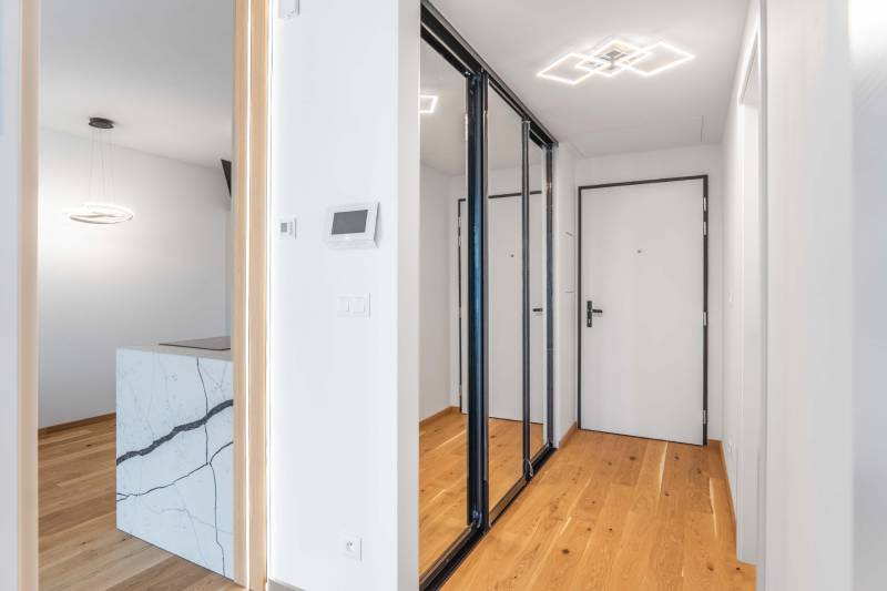 : Nadštandardný 2-i byt v projekte ZWIRN za cenu „štandardu“ - Chodba s zrkadlovou skriňou a mramorovým pultom v 2-izbovom byte.