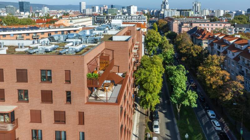 : Nadštandardný 2-i byt v projekte ZWIRN za cenu „štandardu“ - Výhľad na ulice Bratislavy v Ružinove obklopené zeleňou z bytu na vyššom poschodí.