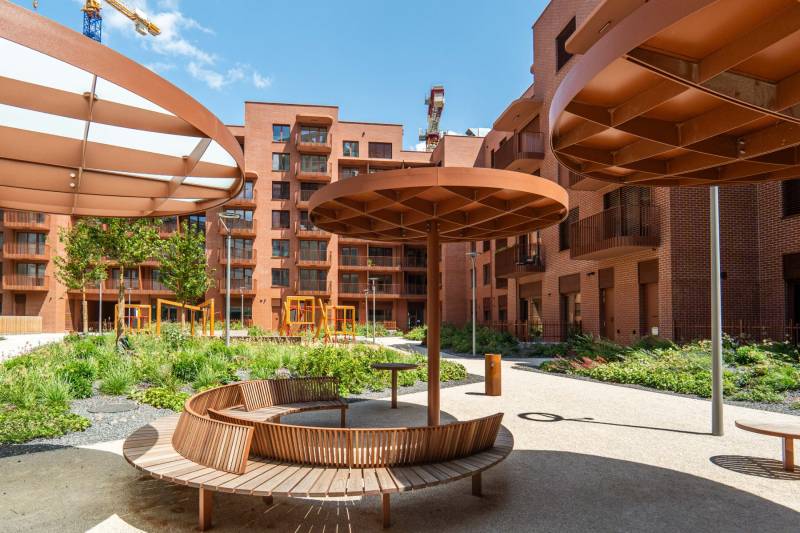 : Nadštandardný 2-i byt v projekte ZWIRN za cenu „štandardu“ - Dvor novostavby v Bratislave - Ružinove s lavičkami a ihriskom.