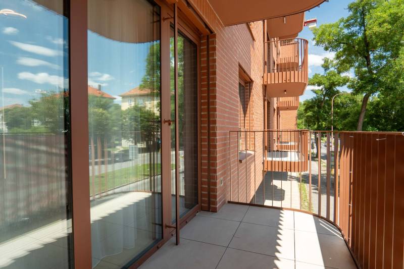 : Nadštandardný 2-i byt v projekte ZWIRN za cenu „štandardu“ - Balkón s tehlovou stenou a výhľadom na zeleň v Bratislave - Ružinove.