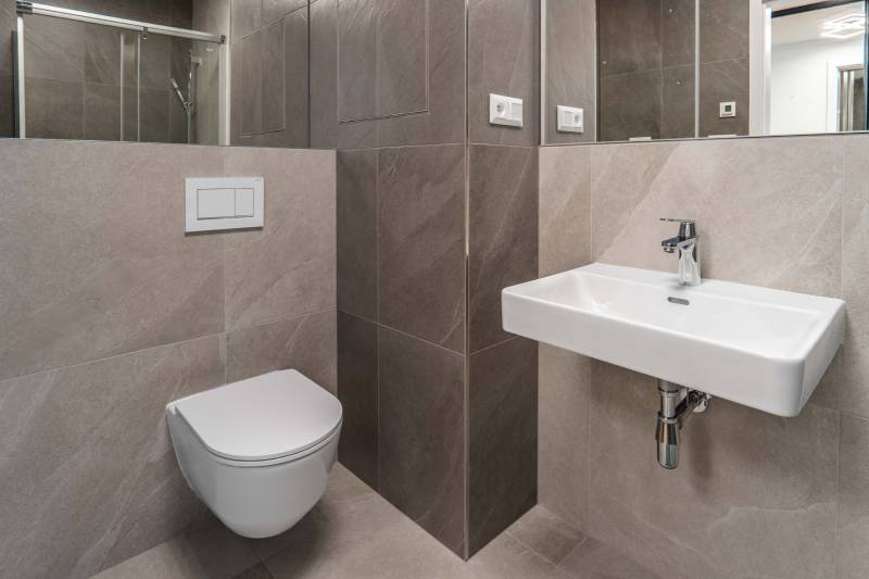 : Nadštandardný 2-i byt v projekte ZWIRN za cenu „štandardu“ - Kúpeľňa v 2-izbovom byte s umývadlom, WC a sprchou.