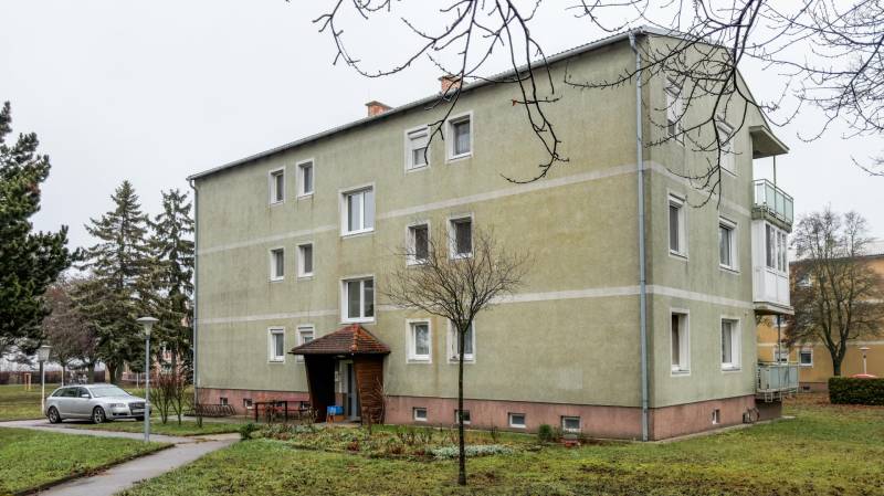 I Na predaj 2-i byt s terasou v Auersthal (Rakúsko) - Budova na ulici Kirchssen v Auersthali, obklopená zeleňou a parkovaním.