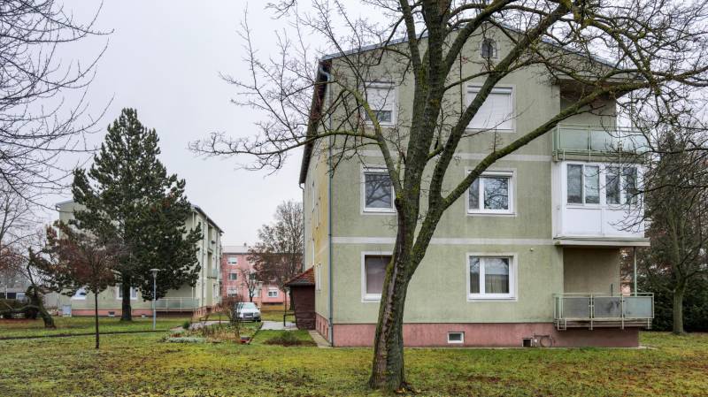 I Na predaj 2-i byt s terasou v Auersthal (Rakúsko) - Exteriér v Auersthale na Kirchssenskej ukazuje bytový dom s dvoma 2-izbovými bytmi.