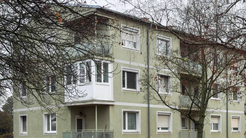 I Na predaj 2-i byt s terasou v Auersthal (Rakúsko) - Bytový dom na ulici Kirchssen v Auersthal zahalený holými konármi stromov.