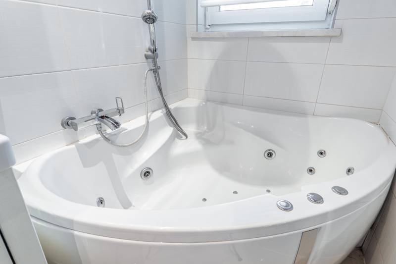I Na predaj 2-i byt s terasou v Auersthal (Rakúsko) - Rohová vaňa s hydromasážou a chrómovou batériou v 2-izbovom byte.