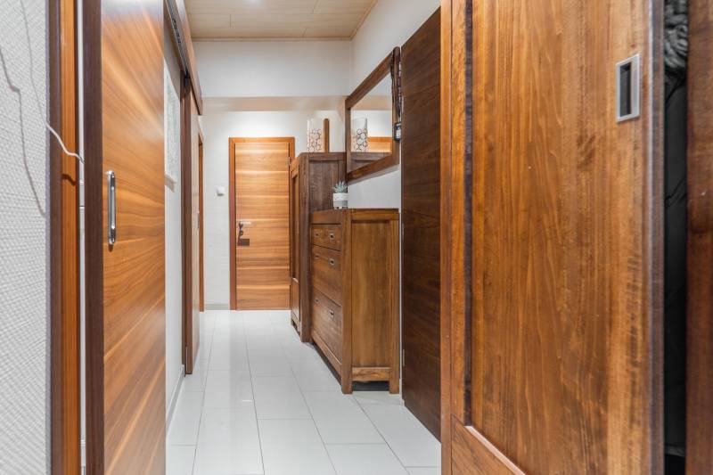 I Na predaj 2-i byt s terasou v Auersthal (Rakúsko) - Chodba so svetlými dlaždicami a dreveným nábytkom v 2-izbovom byte.