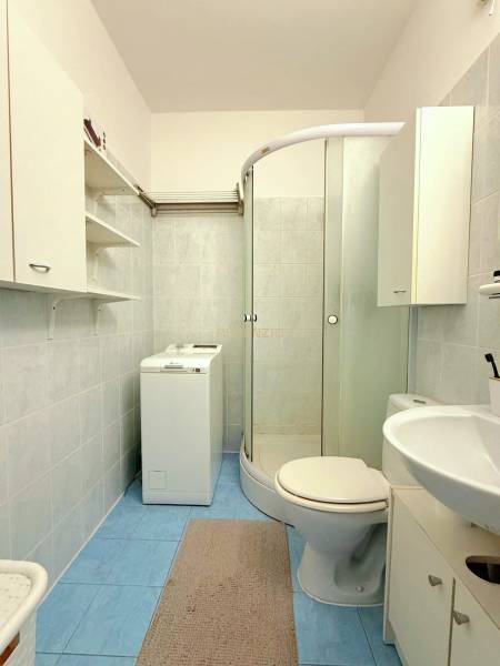 - PRENÁJOM - 1 IZBOVÝ BYT - TOPOĽČIANSKA UL. - PETRŽALKA - Kúpeľňa v 1-izbovom byte s práčkou, sprchovacím kútom a bielymi skrinkami.