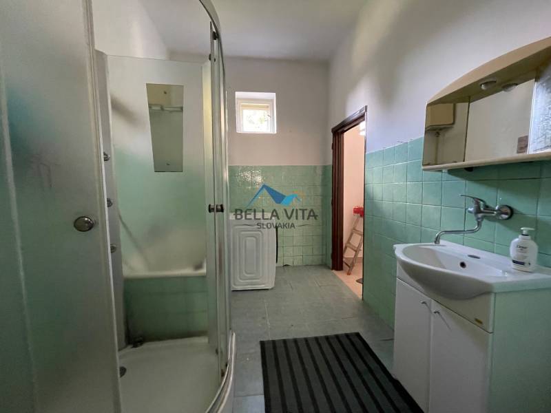 EXKLUZÍVNE - Útulný 3-izbový dom v Čiernom Brode s veľkým pozemkom - Kúpeľňa v rodinnom dome s priestranným sprchovacím kútom a zelenými obkladačkami.