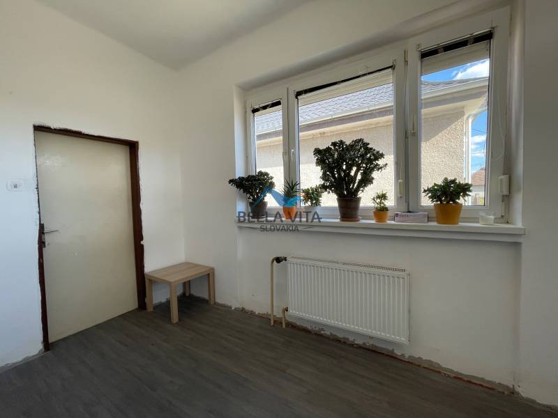 EXKLUZÍVNE - Útulný 3-izbový dom v Čiernom Brode s veľkým pozemkom - Interiér rodinného domu s podlahou s dreveným dekorom, rastlinami na parapete.