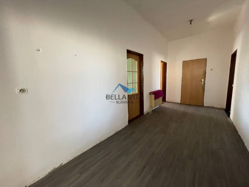 EXKLUZÍVNE - Útulný 3-izbový dom v Čiernom Brode s veľkým pozemkom - Interiér rodinného domu s podlahou s dreveným dekorom a bielymi stenami.