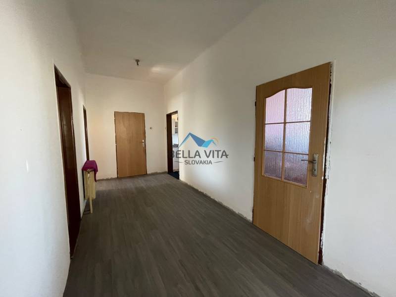 EXKLUZÍVNE - Útulný 3-izbový dom v Čiernom Brode s veľkým pozemkom - Chodba v rodinnom dome s podlahou s dreveným dekorom a drevenými dverami.