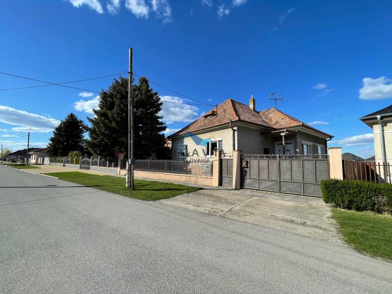 EXKLUZÍVNE - Útulný 3-izbový dom v Čiernom Brode s veľkým pozemkom - Rodinný dom na ulici Heď v Čiernom Brode s predzáhradkou a plotom.