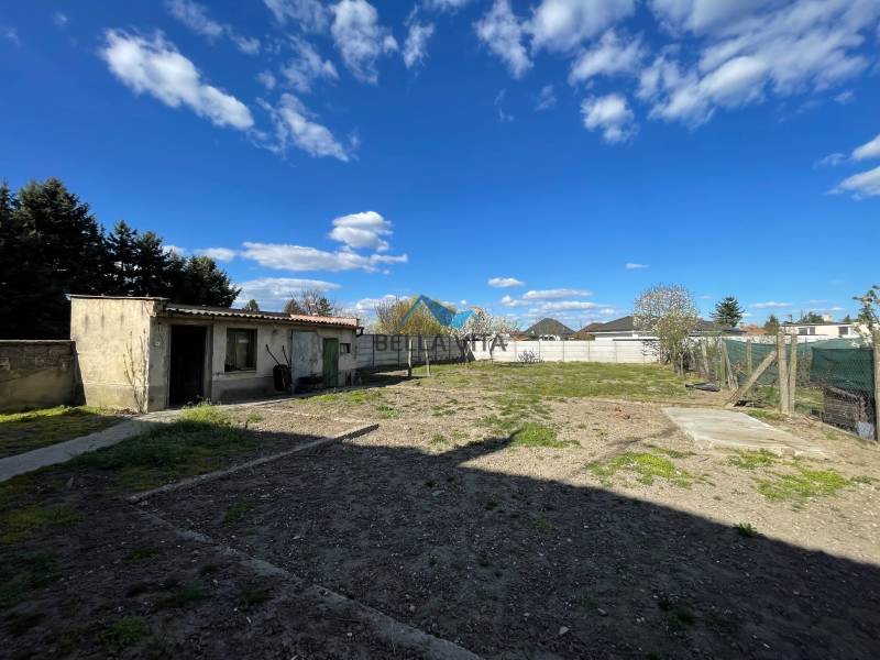 EXKLUZÍVNE - Útulný 3-izbový dom v Čiernom Brode s veľkým pozemkom - Záhrada s kôlničkou pri rodinnom dome v Čiernom Brode na ulici Heď.