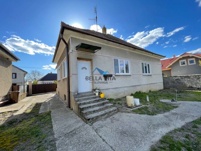 EXKLUZÍVNE - Útulný 3-izbový dom v Čiernom Brode s veľkým pozemkom - Rodinný dom na Heď ulici v Čiernom Brode s trávnatým dvorom a schodmi.