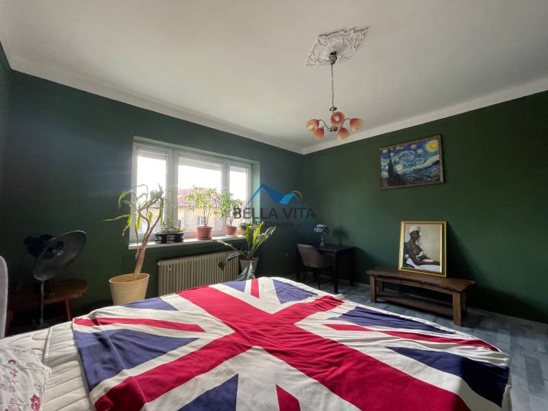 EXKLUZÍVNE - Útulný 3-izbový dom v Čiernom Brode s veľkým pozemkom - Spálňa v rodinnom dome s odvážnou dekoráciou v britskom štýle a zelené steny.