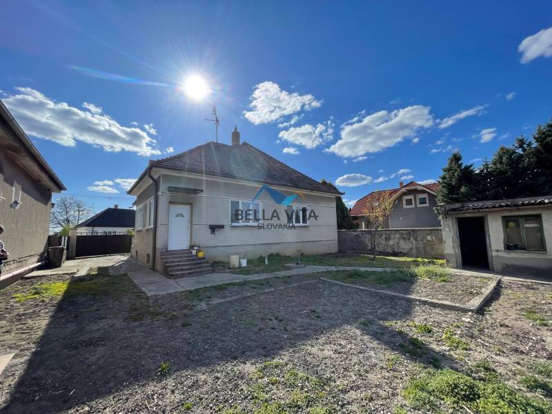 EXKLUZÍVNE - Útulný 3-izbový dom v Čiernom Brode s veľkým pozemkom - Rodinný dom v Čiernom Brode, na ulici Heď, má nádvorie a historickú architektúru.