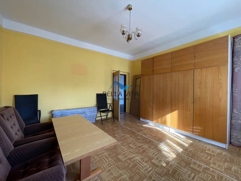 EXKLUZÍVNE - Útulný 3-izbový dom v Čiernom Brode s veľkým pozemkom - Obývacia izba s podlahou s dreveným dekorom, nábytkom a kreslami v rodinnom dome.