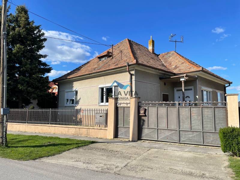 EXKLUZÍVNE - Útulný 3-izbový dom v Čiernom Brode s veľkým pozemkom - Rodinný dom v Čiernom Brode na ulici Heď s oplocenou záhradou a šikmou strechou.