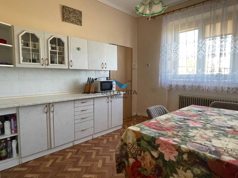 EXKLUZÍVNE - Útulný 3-izbový dom v Čiernom Brode s veľkým pozemkom - Kuchyňa s podlahou s dreveným dekorom v rodinnom dome.