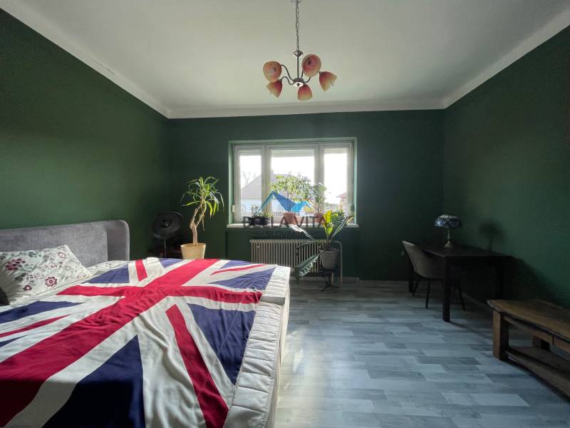 EXKLUZÍVNE - Útulný 3-izbový dom v Čiernom Brode s veľkým pozemkom - Spálňa v Rodinnom dome s tmavozelenými stenami a posteľou s britskou vlajkou.