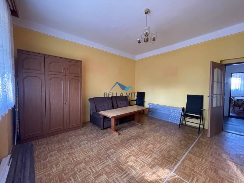 EXKLUZÍVNE - Útulný 3-izbový dom v Čiernom Brode s veľkým pozemkom - Obývacia izba v rodinnom dome s podlahou s dreveným dekorom a sedačkou.