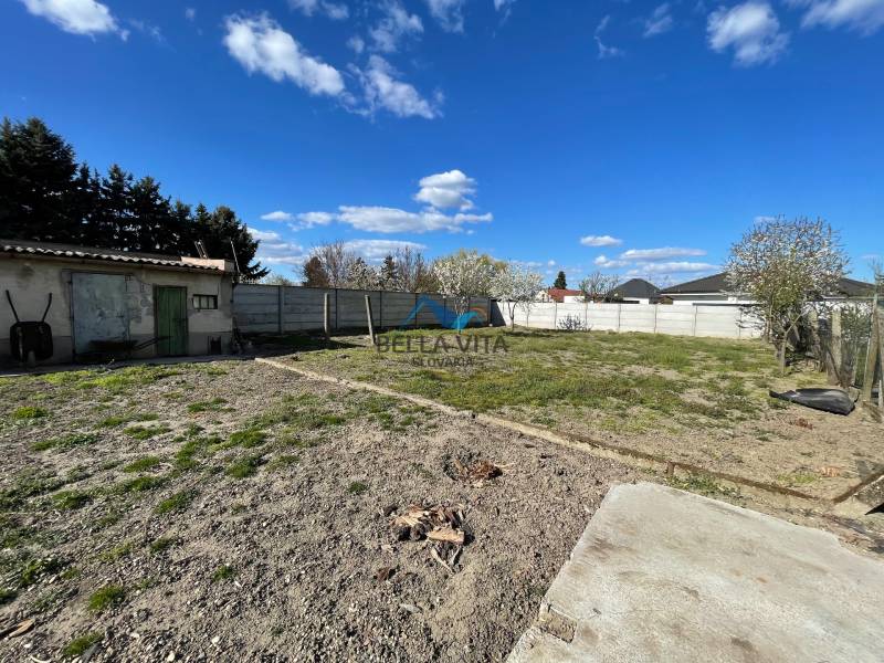 EXKLUZÍVNE - Útulný 3-izbový dom v Čiernom Brode s veľkým pozemkom - Rozľahlý dvor za rodinným domom v Čiernom Brode na ulici Heď s modrou oblohou.