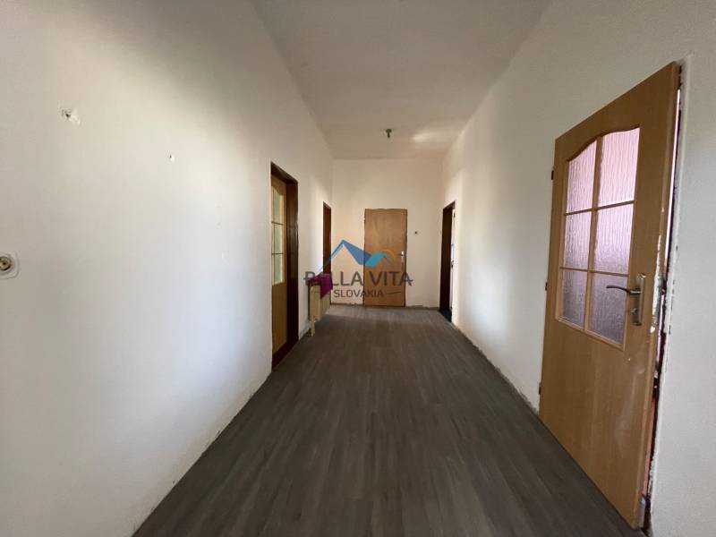 EXKLUZÍVNE - Útulný 3-izbový dom v Čiernom Brode s veľkým pozemkom - Chodba v rodinnom dome s podlahou s dreveným dekorom a dverami.