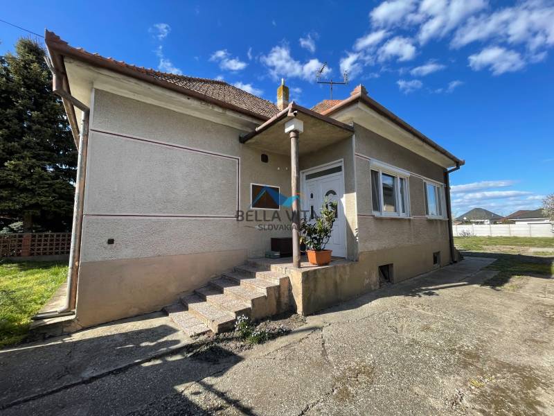 EXKLUZÍVNE - Útulný 3-izbový dom v Čiernom Brode s veľkým pozemkom - Rodinný dom v Čiernom Brode na ulici Heď so schodiskom a záhradou.