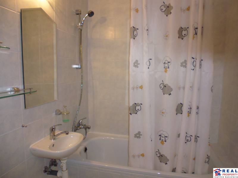 PRENÁJOM: M.NEŠPORA - 2-izbový byt, 58 m2, 7.posch. - Sídlisko III. - Kúpeľňa v 2-izbovom byte s vaňou a závesom s motívom oviec.