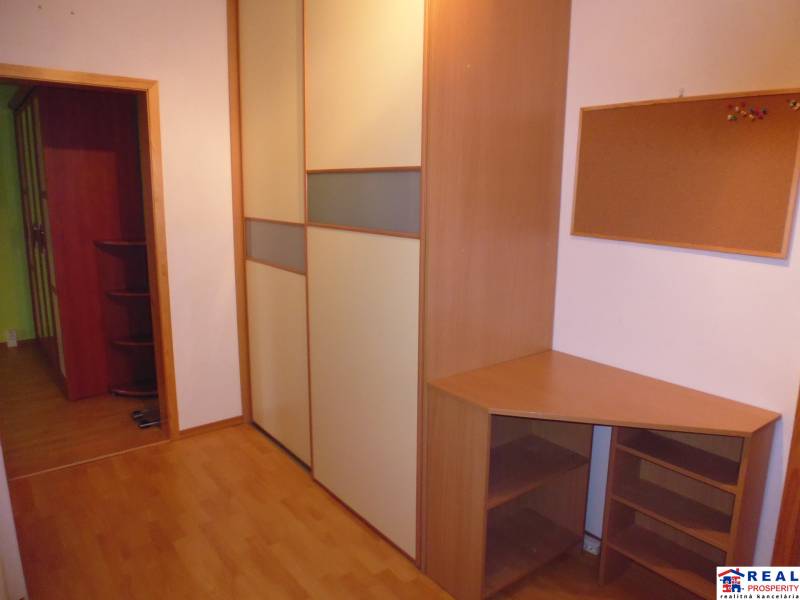 PRENÁJOM: M.NEŠPORA - 2-izbový byt, 58 m2, 7.posch. - Sídlisko III. - Pracovný kút s nábytkom a podlahou s dreveným dekorom v 2-izbovom byte.