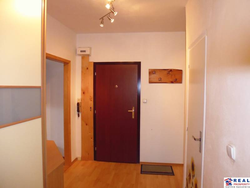 PRENÁJOM: M.NEŠPORA - 2-izbový byt, 58 m2, 7.posch. - Sídlisko III. - Chodba v 2-izbovom byte s podlahou s dreveným dekorom a osvetlením.