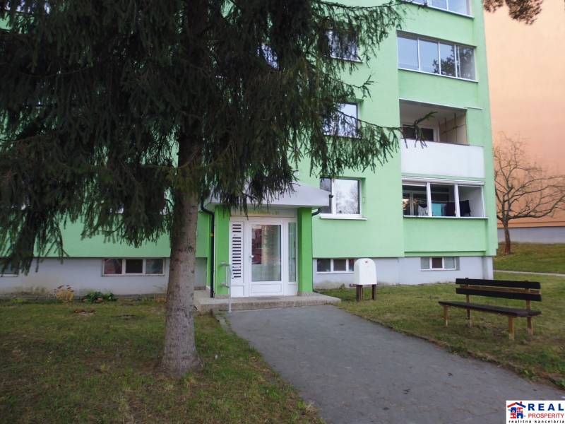 PRENÁJOM: M.NEŠPORA - 2-izbový byt, 58 m2, 7.posch. - Sídlisko III. - Vstup do bytového domu v Prešove, vhodný pre 2-izbový byt, zelená fasáda.