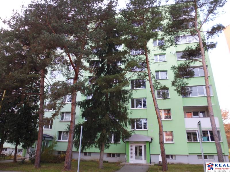 PRENÁJOM: M.NEŠPORA - 2-izbový byt, 58 m2, 7.posch. - Sídlisko III. - Zelená fasáda bytového domu obklopená stromami v meste Prešov ponúka 2-izbový byt.