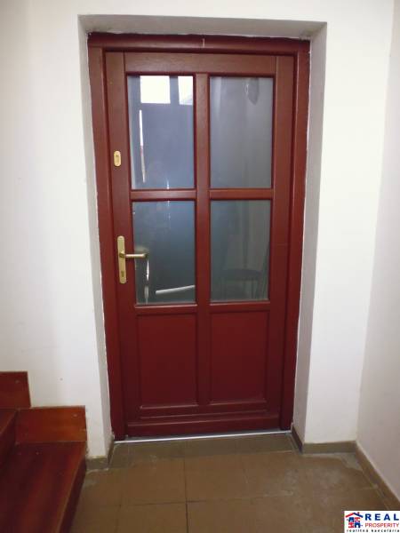 PRENÁJOM: HLAVNÁ - VOĽNÝ 2,5-izbový byt + kuchyňa, kúpeľňa, WC  - Drevené dvere vedú z predsiene 3-izbového bytu so schodiskom.