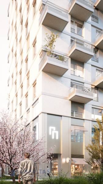 , 3-izbový byt s predzáhradkou, Brenner – Residence, Ružinov. - Bytový dom na Mlynských nivách v Bratislave - Ružinove s balkónmi a rozkvitnutými stromami.