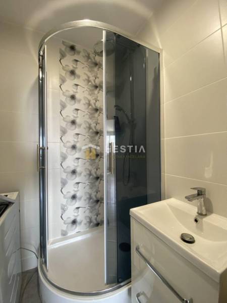 NA PRENÁJOM zrekonštruovaný 2-izb.byt, Kalinčiakova ul., Senica - Kúpeľňa v 2-izbovom byte s moderným sprchovým kútom a kvetinovým dekorom steny.