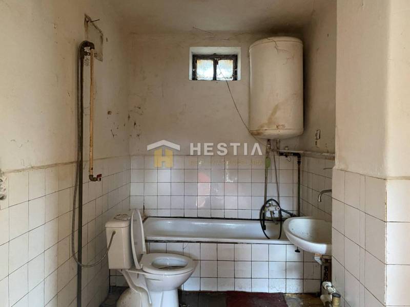 TOP PONUKA !! 3-izb. RD, INVESTÍCIA, Borský Svätý Jur - Kúpeľňa v rodinnom dome s vaňou, bojlerom a toaletou.