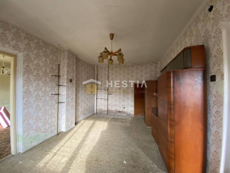 TOP PONUKA !! 3-izb. RD, INVESTÍCIA, Borský Svätý Jur - Interiér rodinného domu s retro tapetami a drevenou obývačkovou stenou.