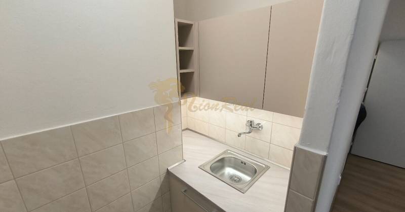 Garsónka, Herlianska ul., Ružinov pri Štrkovci - Kuchynský kút s umývadlom a skrinkami v garsónke.