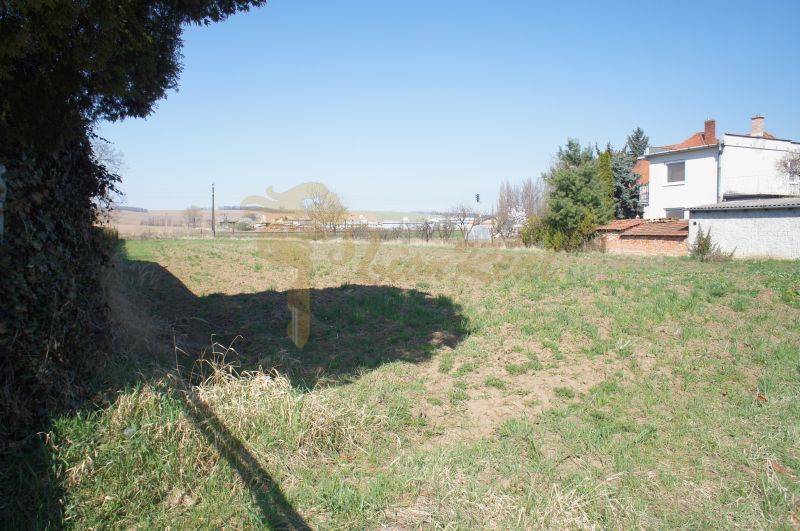 Pozemok v obci Koniarovce v slepej uličke - Na obrázku je pole vedľa domu, vhodné na bývanie a pozemky.