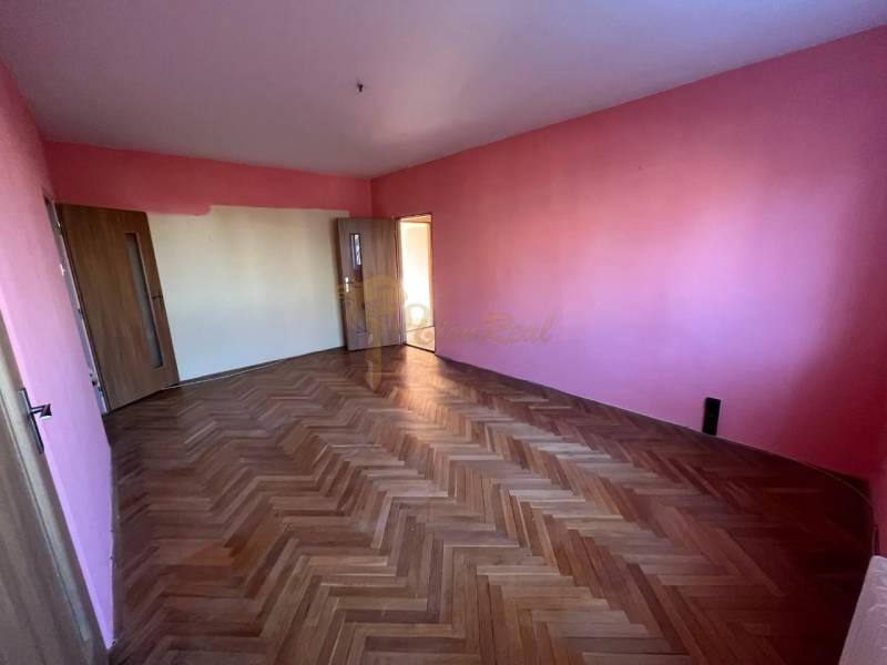 3-izb. byt, Ružinov, Šalviová, lodžia, 3.p./9 - Izba s ružovými stenami a podlahou s dreveným dekorom v 3-izbovom byte.