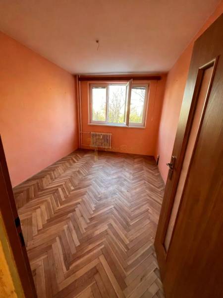 3-izb. byt, Ružinov, Šalviová, lodžia, 3.p./9 - Izba s podlahou s dreveným dekorom a oranžovými stenami v 3-izbovom byte.