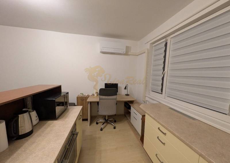 4-izb. byt na ul. Wolkrova, Petržalka, upravený na 2 bytové jednotky - Pracovňa v 4-izbovom byte s nábytkom, klimatizáciou a podlahou s dreveným dekorom.