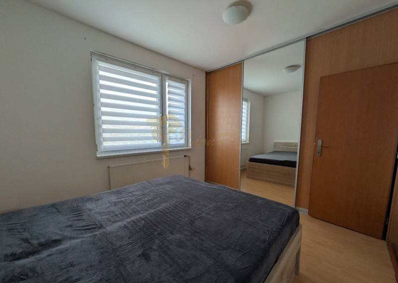 4-izb. byt na ul. Wolkrova, Petržalka, upravený na 2 bytové jednotky - Spálňa v 4-izbovom byte s veľkou posteľou a šatníkovou skriňou s posuvnými dverami.