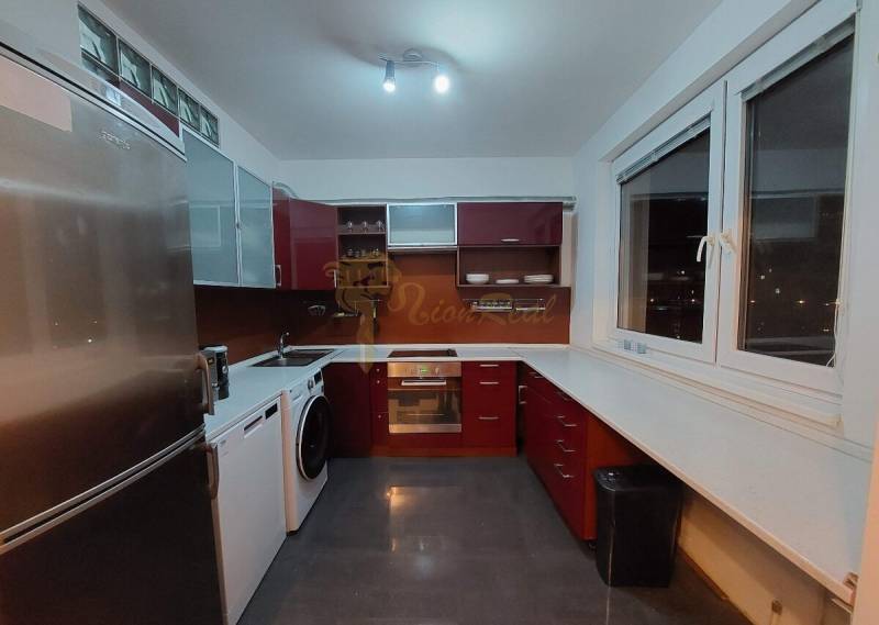 4-izb. byt na ul. Wolkrova, Petržalka, upravený na 2 bytové jednotky - Kuchyňa v 4-izbovom byte so spotrebičmi a skrinkami s bordovými prvkami.