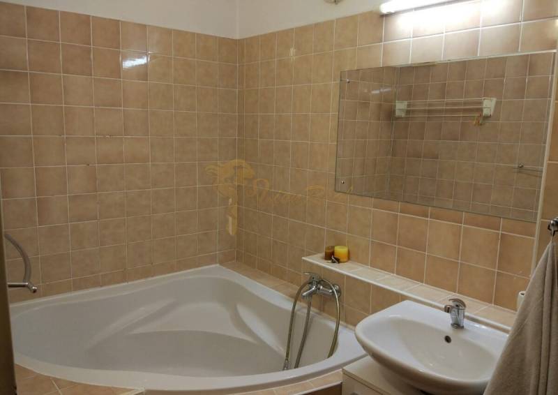 4-izb. byt na ul. Wolkrova, Petržalka, upravený na 2 bytové jednotky - Kúpeľňa so sprchovacím kútom a umývadlom v 4-izbovom byte.