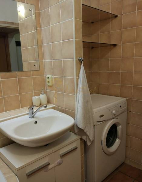 4-izb. byt na ul. Wolkrova, Petržalka, upravený na 2 bytové jednotky - Kúpeľňa v 4-izbovom byte s umývadlom, práčkou a keramickými obkladmi.